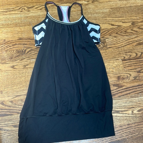 lululemon black flowy tank top with black and white built in sports bra size 4 - Picture 1 of 3